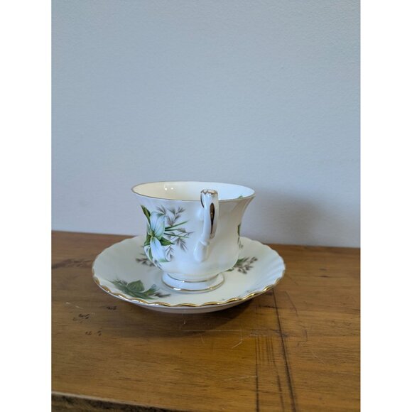 Royal Albert Bone China Trillium Tea Cup & Saucer Set England Floral Gold Trim - Picture 8 of 10